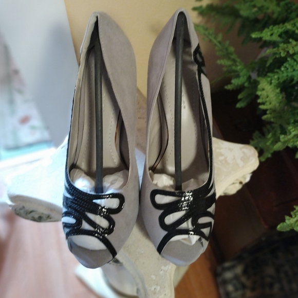 Gray Cutout Stilletos - Picture 8 of 10